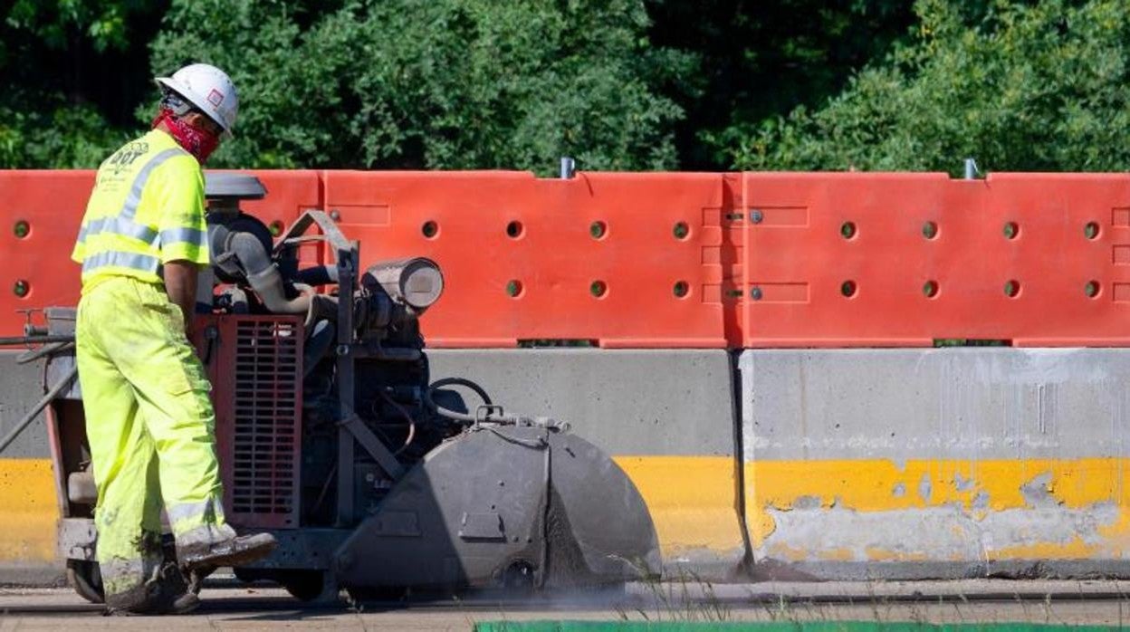 Un operario trabaja en una carretera en Annápolis (Maryland)