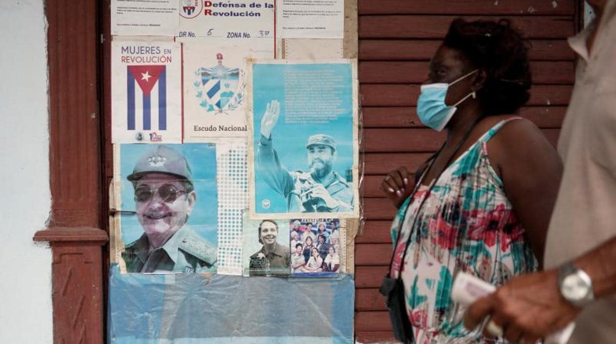 Fotografías del fallecido presidente de Cuba, Fidel Castro, y del expresidente y primer secretario del Partido Comunista, Raúl Castro