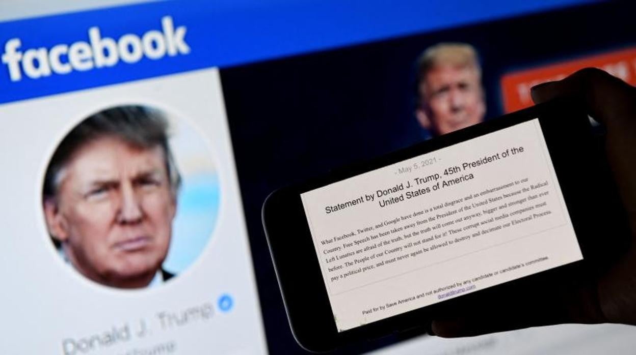 Comunicado de Donald Trump en una pantalla de móvil, con su perfil de Facebook al fondo