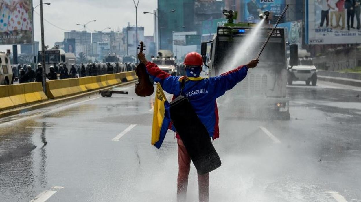 Un violinista hace frente a las fuerzas del régimen chavista durante las protestas en Caracas de 2017