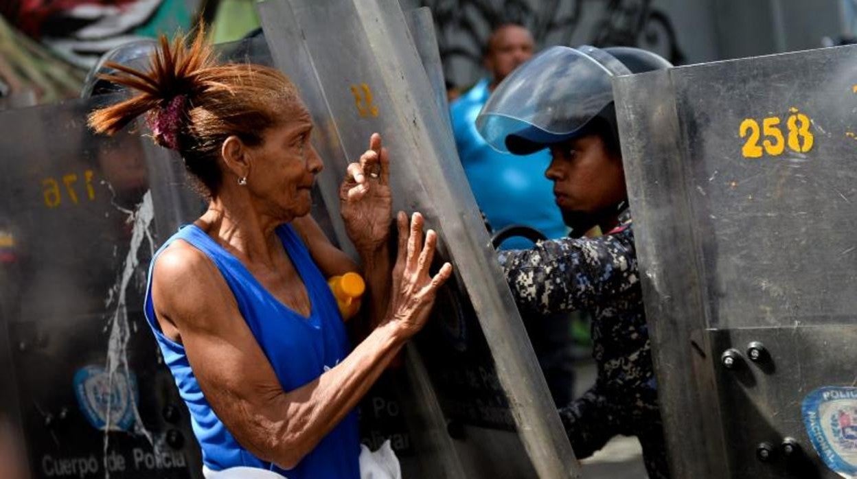 Una mujer se enfrenta a la Policía durante una protesta en Caracas en 2017