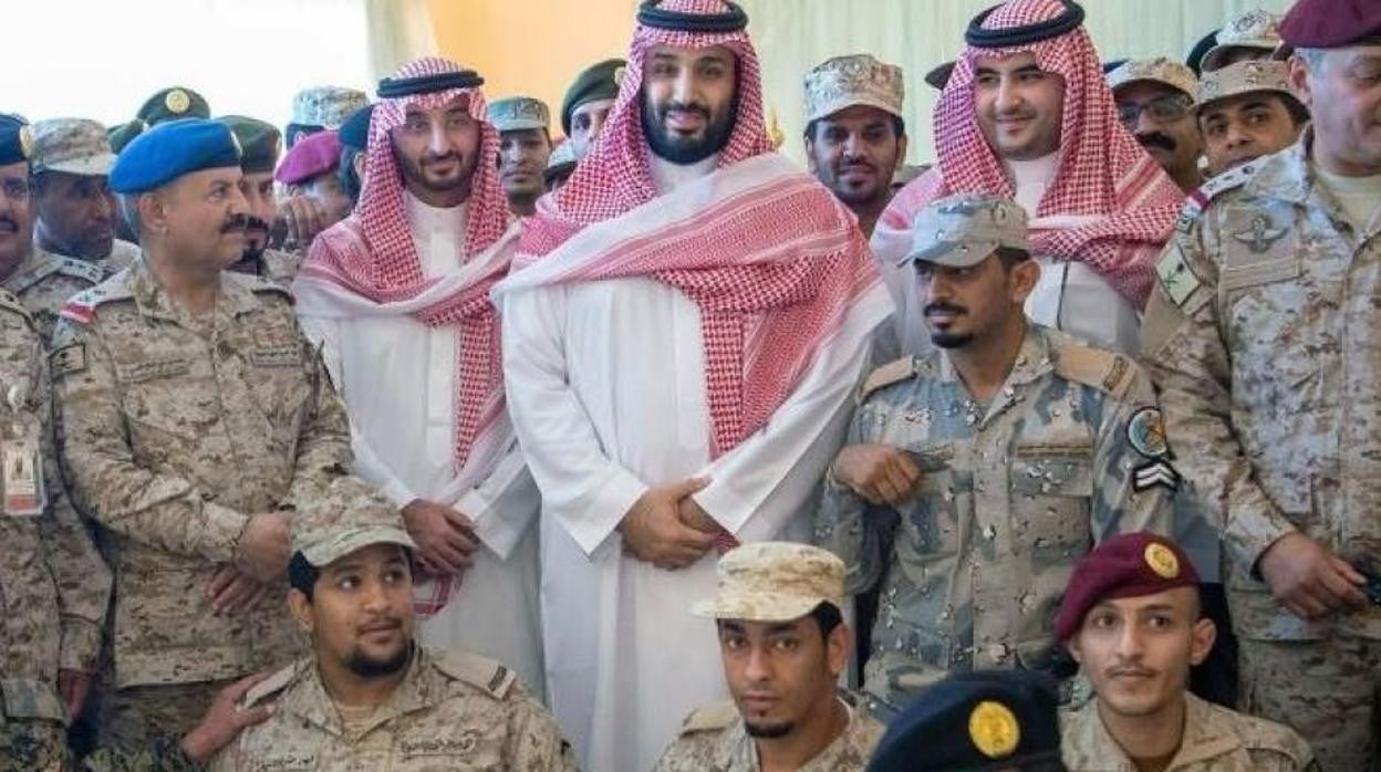 El príncipe heredero Bin Salman, con militares saudíes