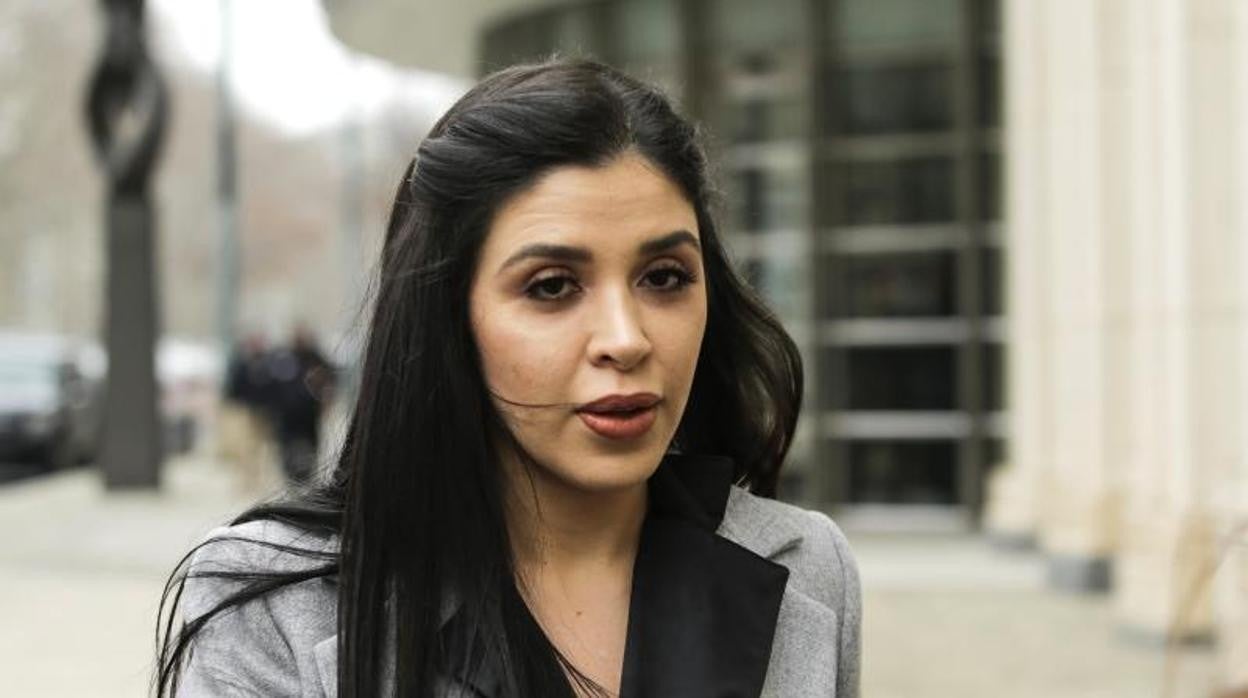 Emma Coronel Aispuro, esposa del narcotraficante mexicano Joaquín "El Chapo" Guzmán, mientras sale de la sede de los tribunales del Distrito Este de Nueva York, en Brooklyn