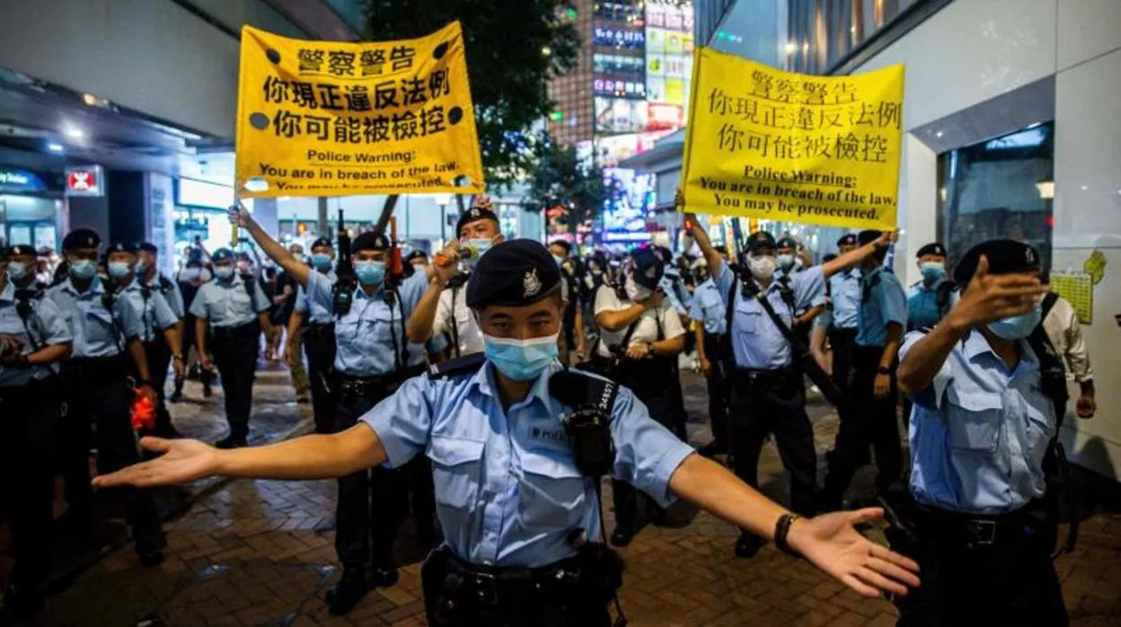La Policía dispersa el pasado 4 de junio a las personas reunidas en el distrito de Causeway Bay tras cerrar el lugar donde tradicionalmente se rinde tributo a las víctimas en las protestas de la plaza de Tiananmen en 1989