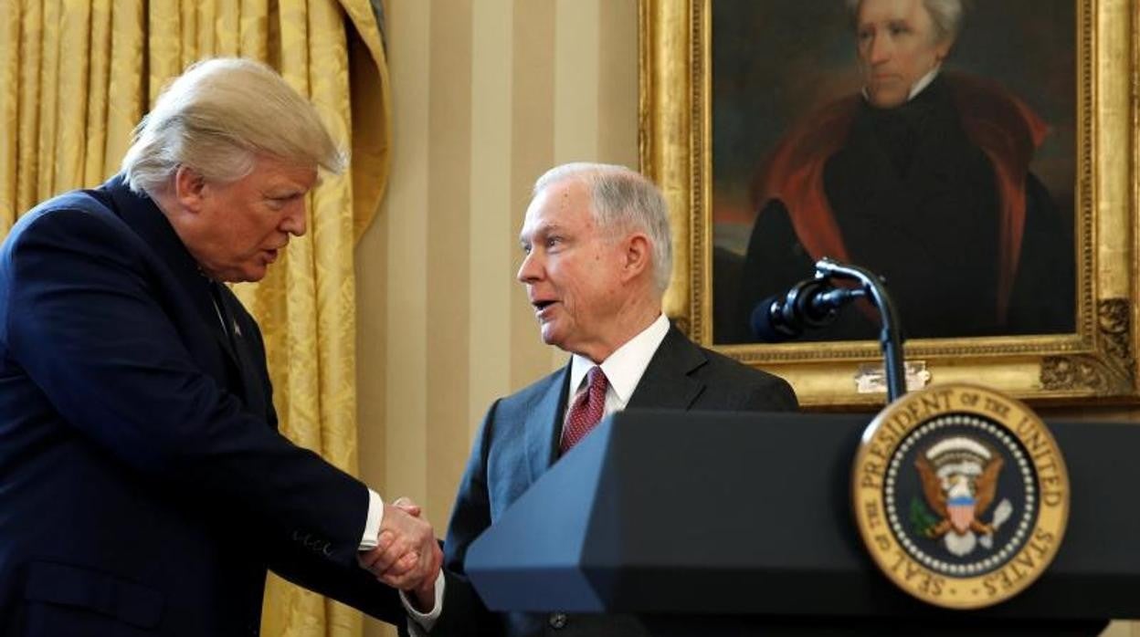 Donald Trump felicita a Jeff Sessions tras jurar el cargo como fiscal general de EE.UU. en 2017