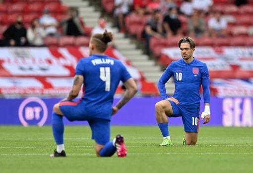 Jugadores de la selección inglesa se arrodillan antes de inicio de un encuentro previo a la Eurocopa 2020