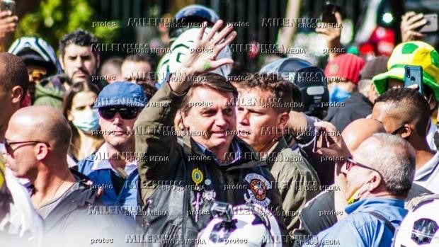 Multan a Bolsonaro por no llevar mascarilla en una concentración de motoristas