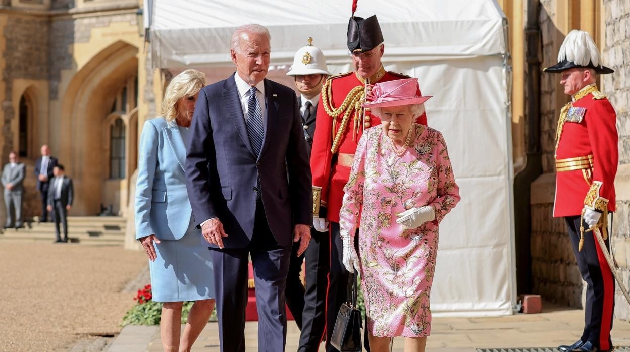 El presidente Biden con la Reina Isabel II, durante la visita al Palacio de Windsor al término del G-7
