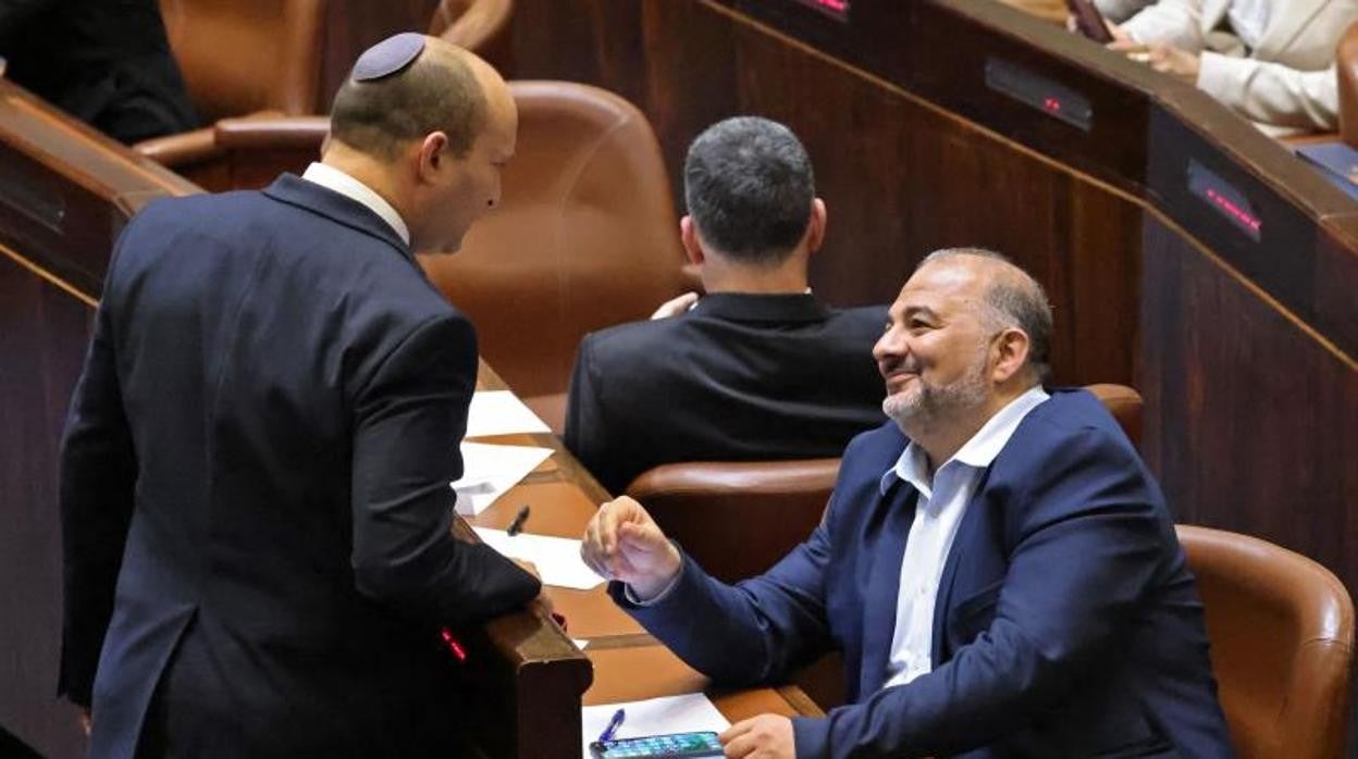 Naftali Bennett (izq.), conversa con Mansour Abbas en una sesión especial para votar sobre un nuevo gobierno