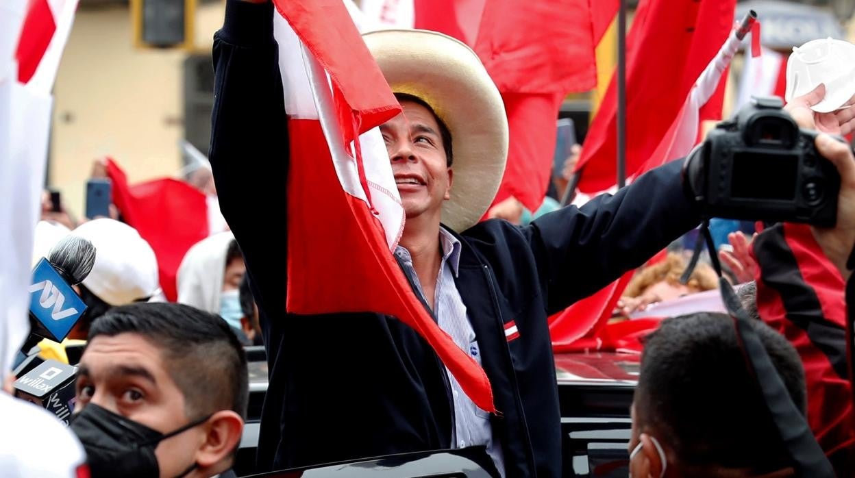 El candidato presidencial Pedro Castillo celebra junto a sus simpatizantes tras el reciente recuento de votos de las elecciones presidenciales