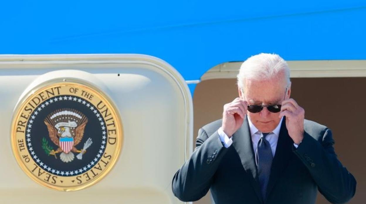 El presidente de los Estados Unidos, Joe Biden, se baja del Air Force One en Ginebra