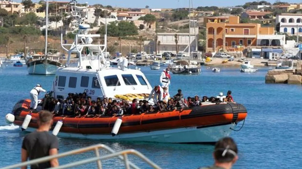 Un bote de búsqueda y rescate acerca a tierra a los inmigrantes que han llegado a Lampedusa