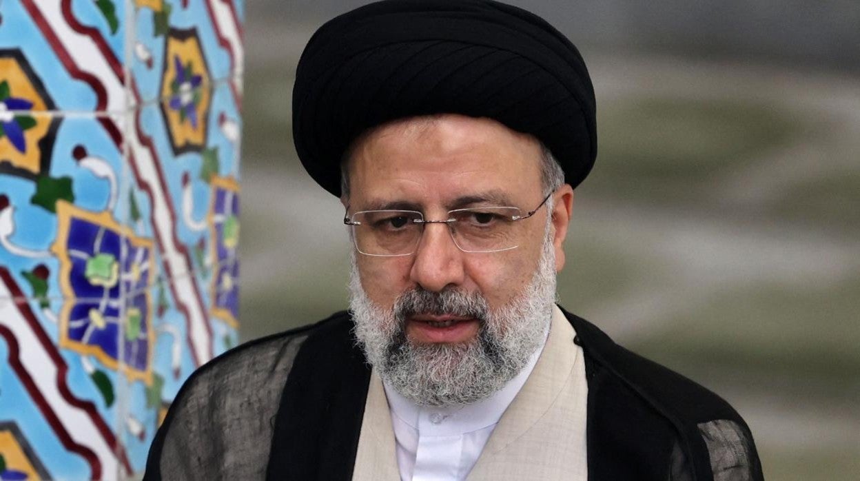 El clérigo ultraconservador iraní, Ebrahim Raisi, da una conferencia de prensa después de votar en las elecciones presidenciales