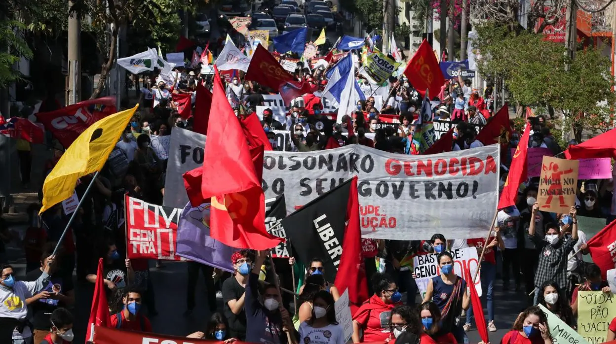 Los brasileños se manifiestan en contra de Bolsonaro en las calles