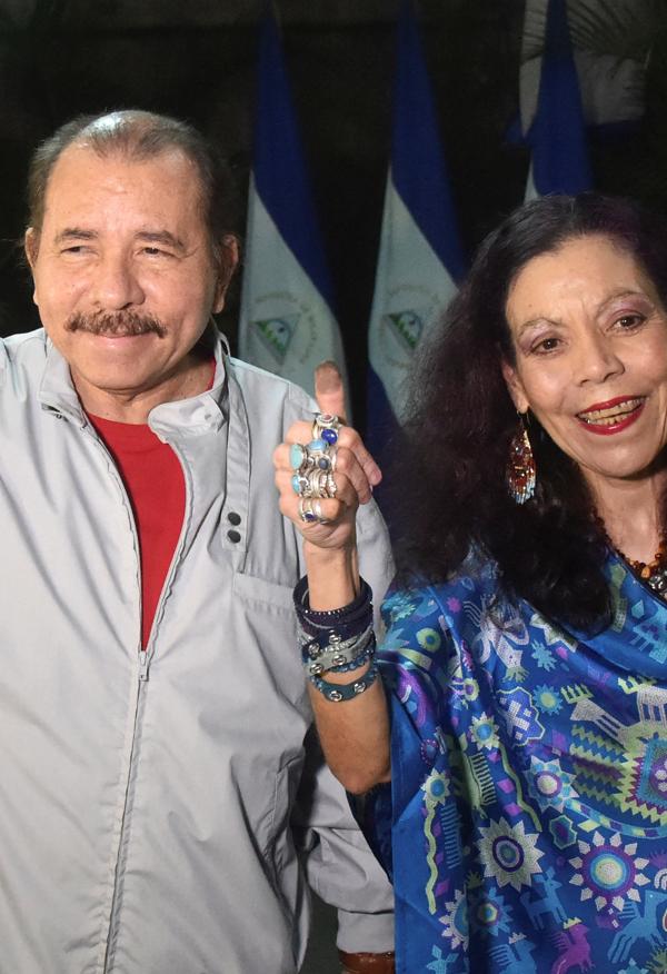 El presidente de Nicaragua, Daniel Ortega, y su esposa, Rosario Murillo, vicepresidenta desde 2016