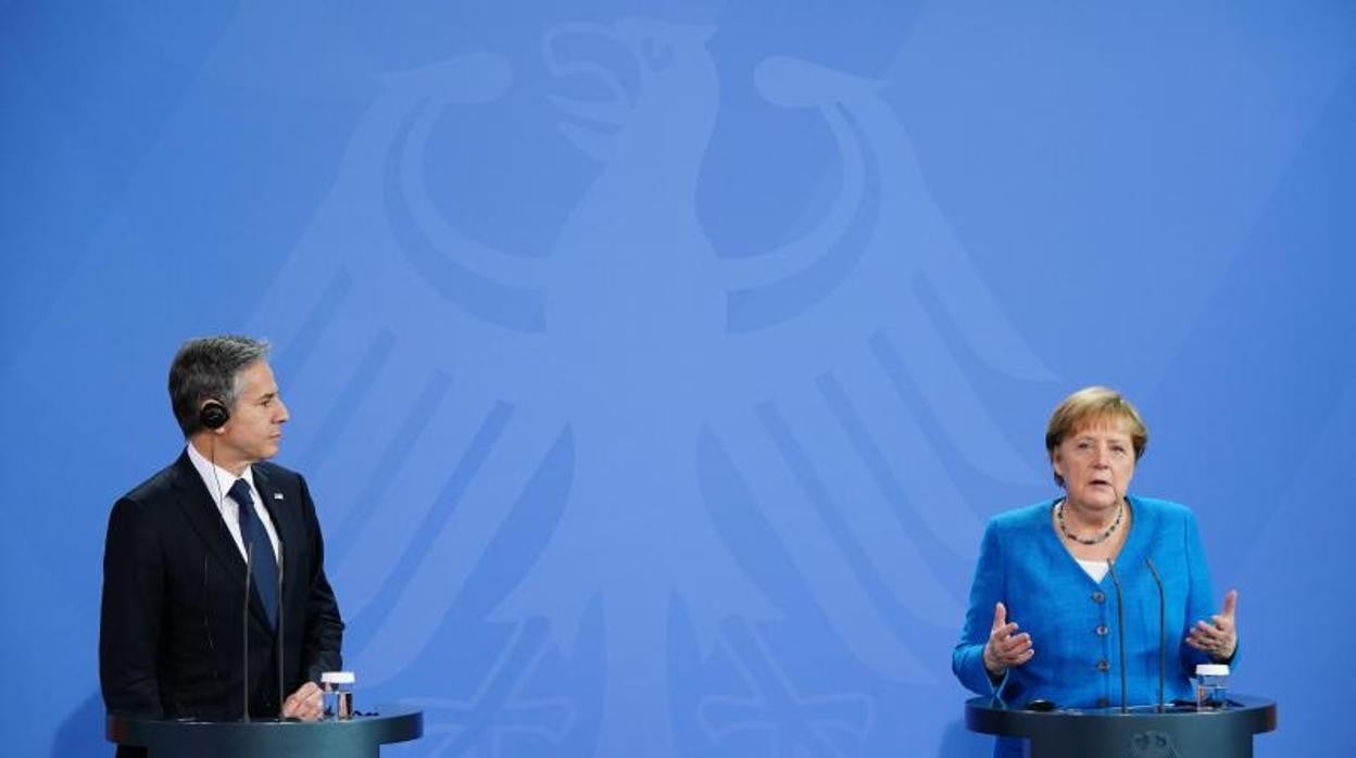 Antony Blinken, junto a Angela Merkel