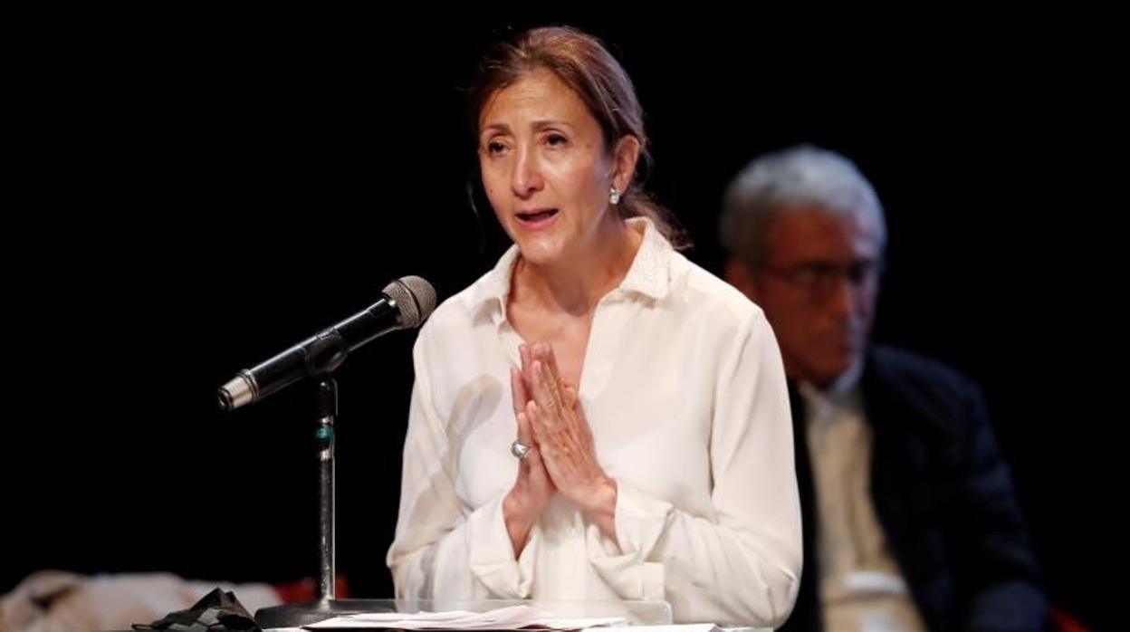 La excandidata presidencial Ingrid Betancourt, quien estuvo seis años secuestrada por las FARC, habla hoy, en un encuentro con víctimas de secuestro en Bogotá (Colombia)