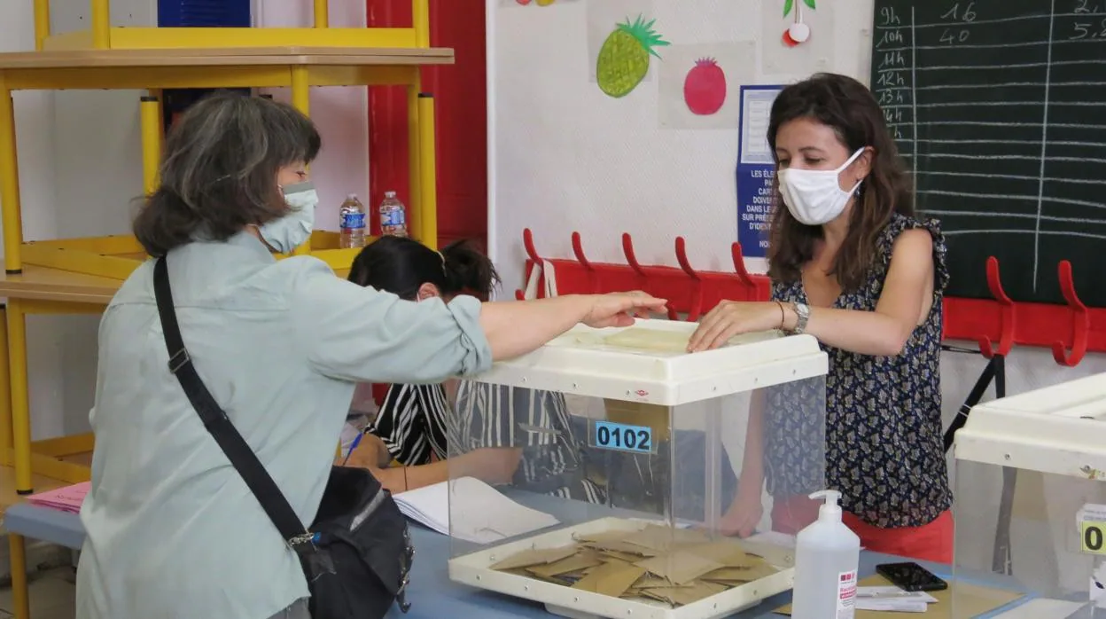 Una ciudadana deposita su voto en un colegio electoral en Marsella