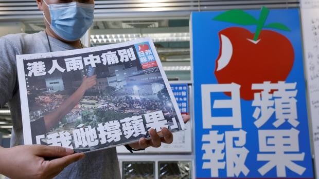 Detenido en el aeropuerto de Hong Kong el redactor jefe del 'Apple Daily'