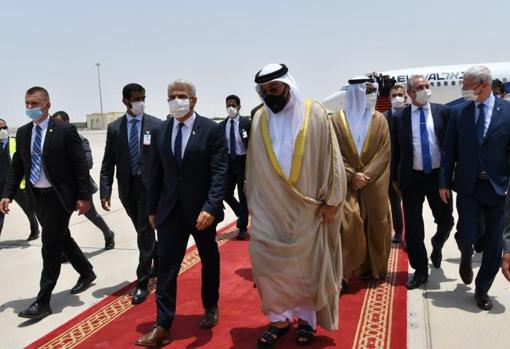 El ministro de Estado de Emiratos Árabes Unidos, Ahmed Al Sayegh, recibe al ministro israelí de Exteriores, Yair Lapid, a su llegada a Abu Dabi