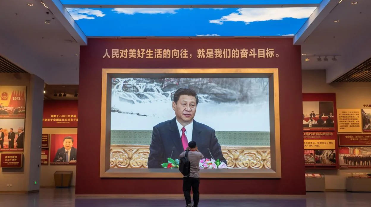 El presidente chino, Xi Jinping, aparece en una pantalla de vídeo en una exposición del Museo del Comunismo, en Pekín