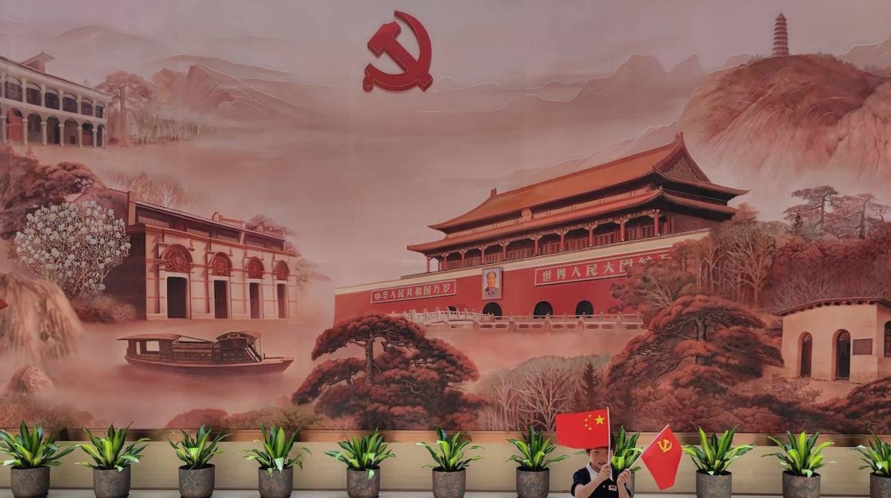 Un mural en Shanghái que muestra la hoz y el martillo