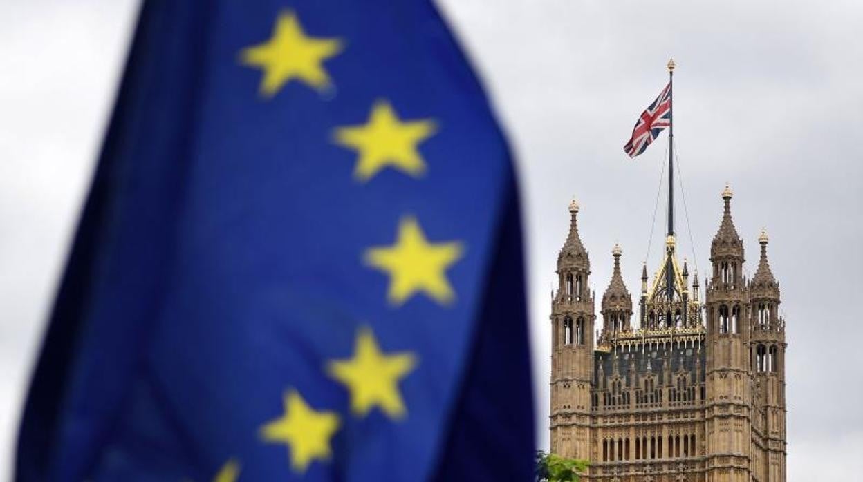 Una bandera de la UE ondea en las inmediaciones del Parlamento británico, este miércoles en Londres