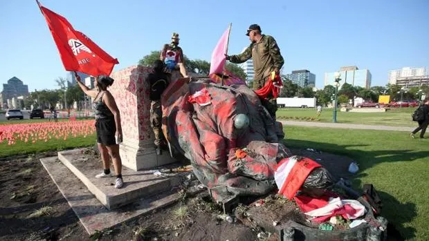 Manifestantes derriban las estatuas de las reinas Victoria e Isabel II en Canadá