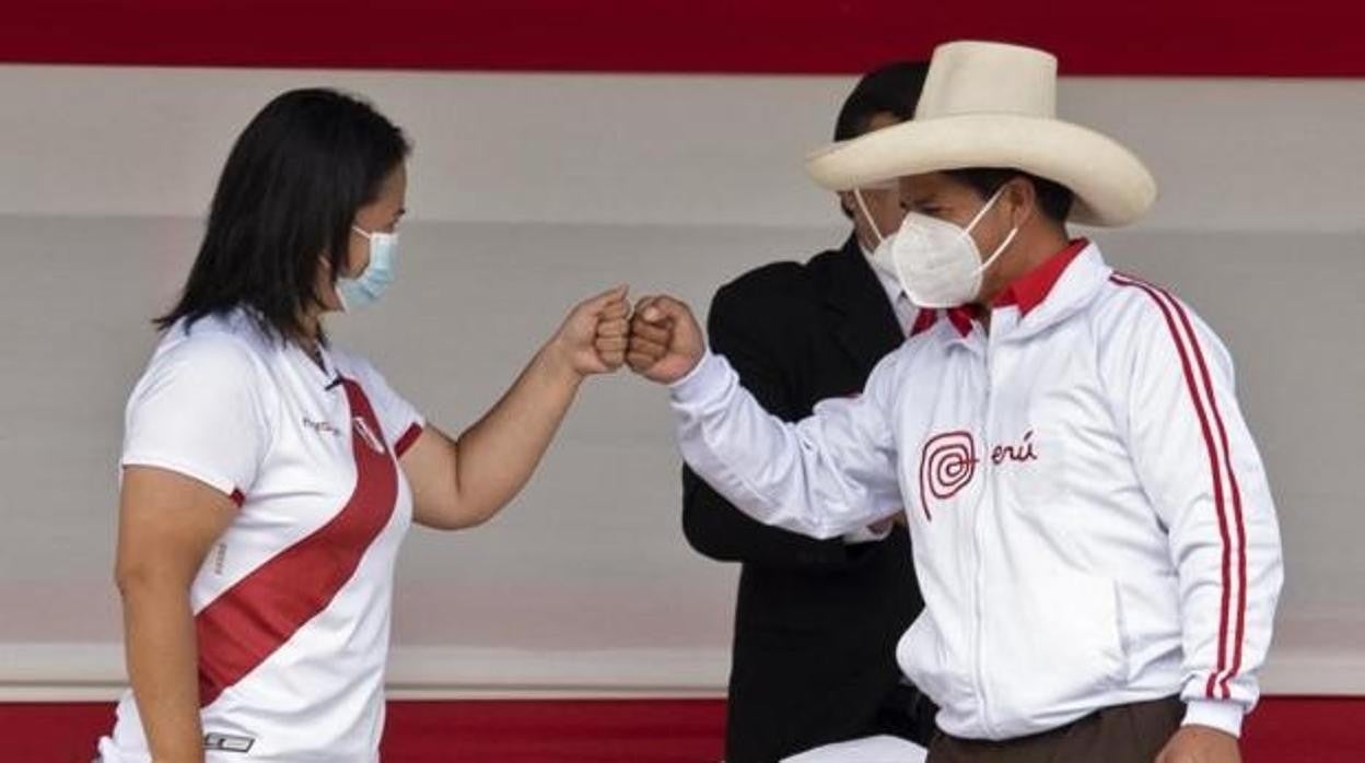 Pedro Castillo saluda a Keiko Fujimori en la Plaza de Armas de Chota en el debate presidencial