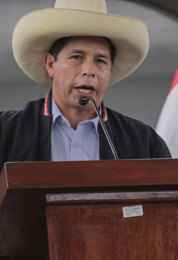 El presidente virtual de Perú, Pedro Castillo (arriba), es un maestro rural que repudia las tradicionales banderas sociales de la izquierda