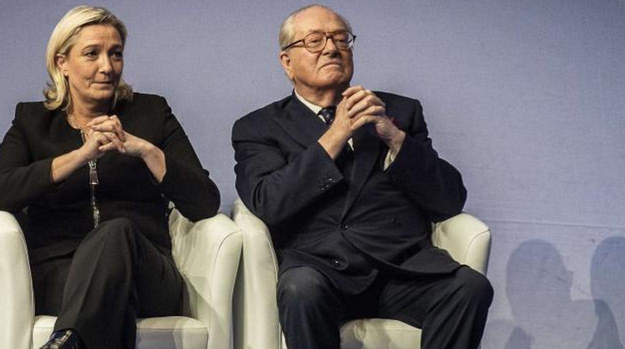 Marine Le Pen, junto a su padre Jean Marie en 2014