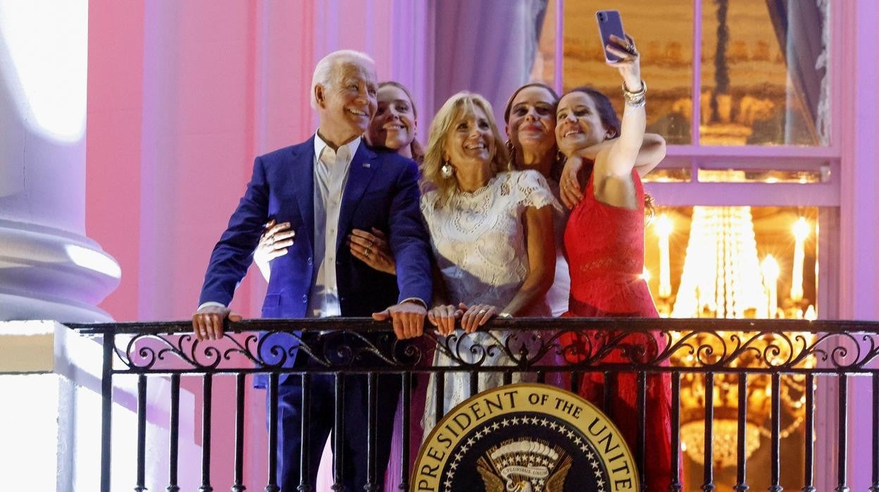 Joe Biden, la primera dama Jill Biden y sus nietas Finnegan, Naomi y Ashley Biden posan para una foto durante la celebración