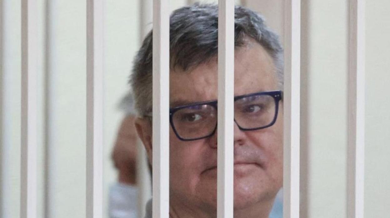 Víctor Babariko asiste a una audiencia judicial en Minsk