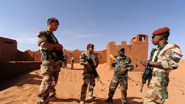 Macron se reúne con cinco presidentes del Sahel para decidir la nueva presencia militar de Francia