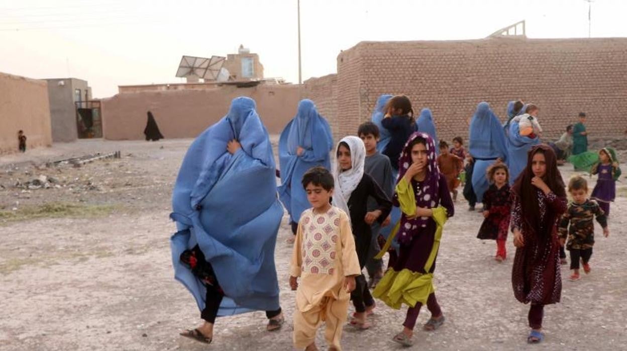 Personas desplazadas del distrito de Ghor esperan asistencia del gobierno en un refugio temporal