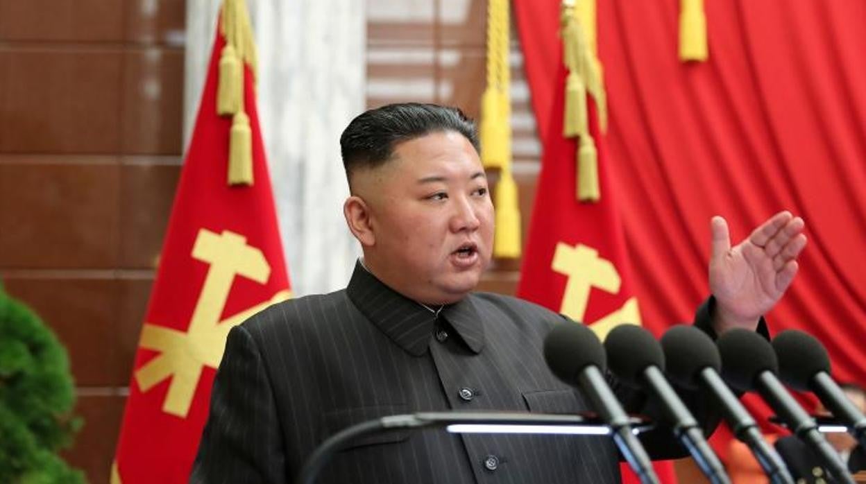 El líder de Corea del Norte Kim Jong-un habla durante la reunión en mayo de 2021