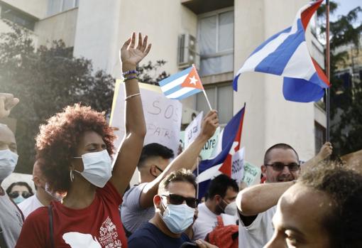 Cientos de manifestantes protestan contra el régimen castrista frente a la Embajada de Cuba en Madrid