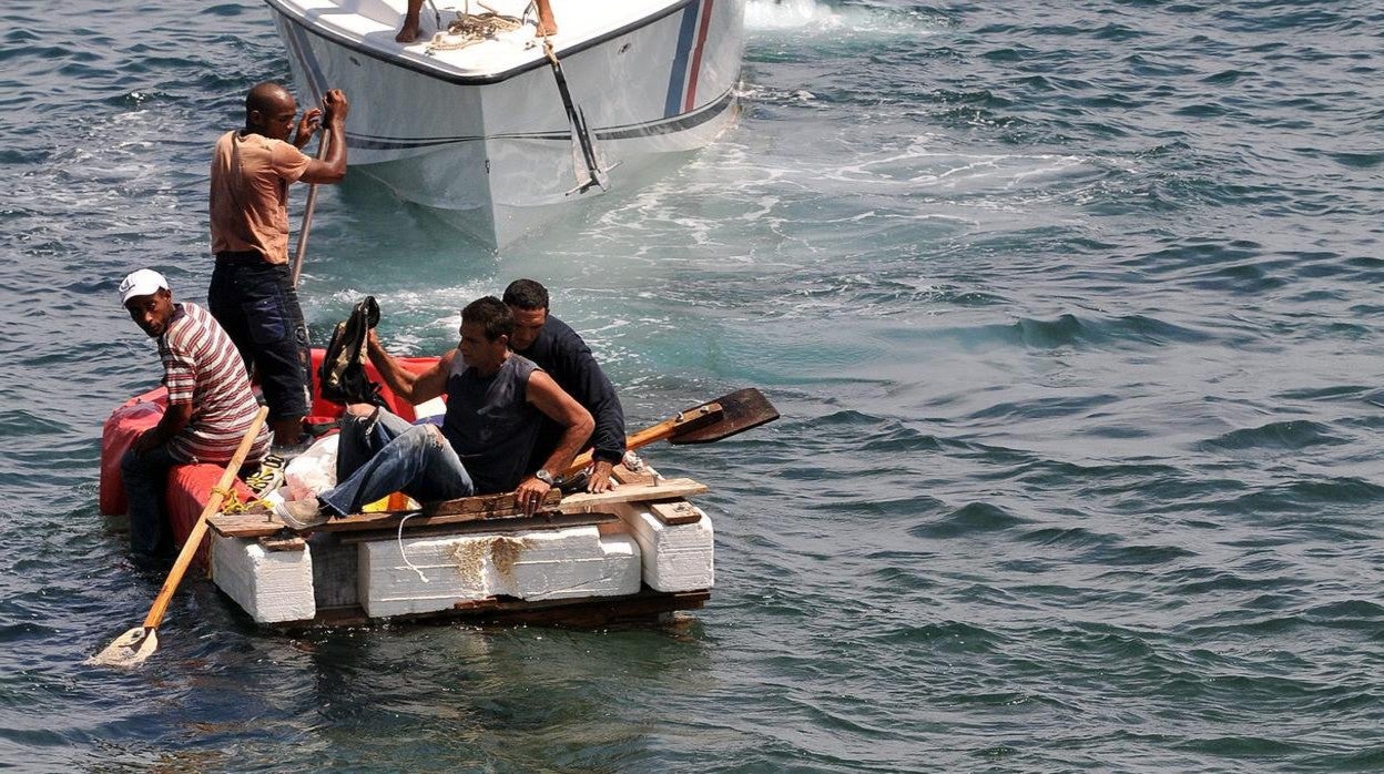 Guardafronteras cubanos abordan una embarcación rústica en 2009/ Cuba autoriza importar alimentos y medicamentos sin límites