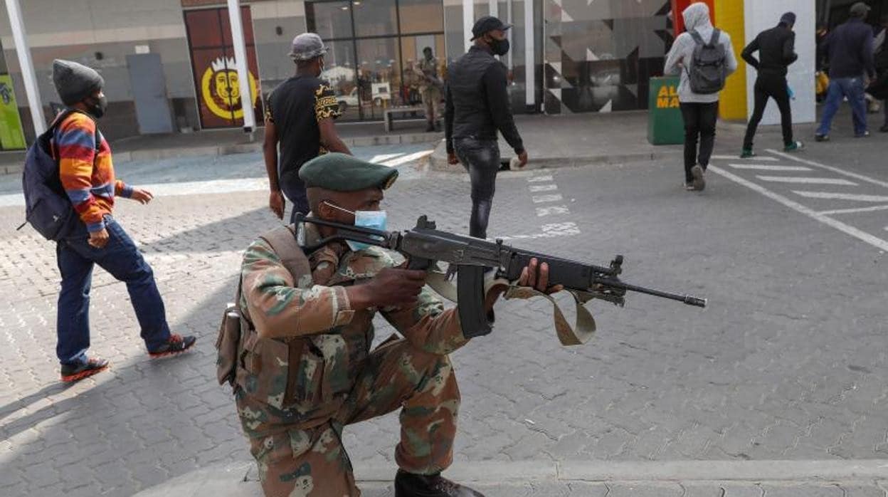 Un militar sudafricano protege a los clientes de un centro comercial en Johannesburgo