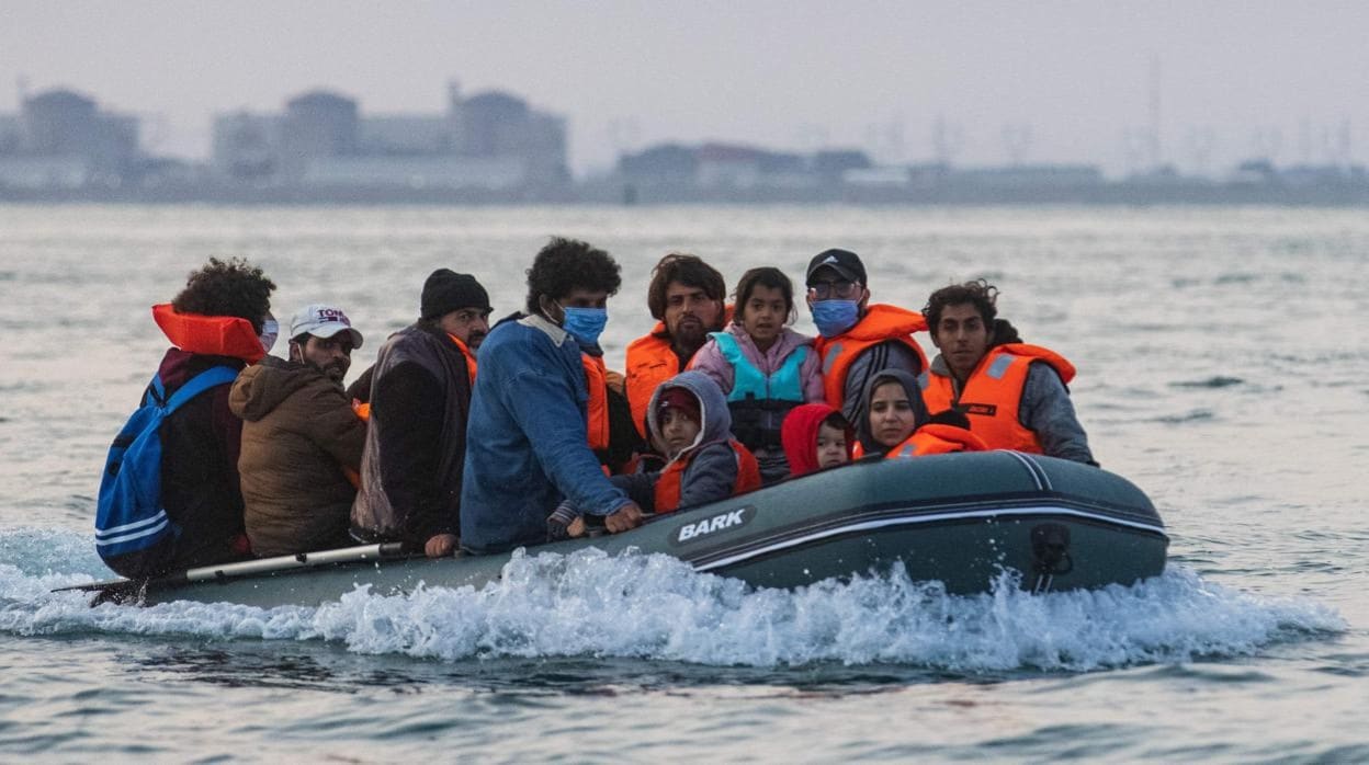 Emigrantes cruzan ilegalmente el Canal de la Mancha desde Francia