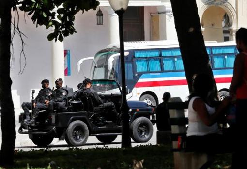 Policías de una brigada especial, cerca del Paseo del Prado en La Haban