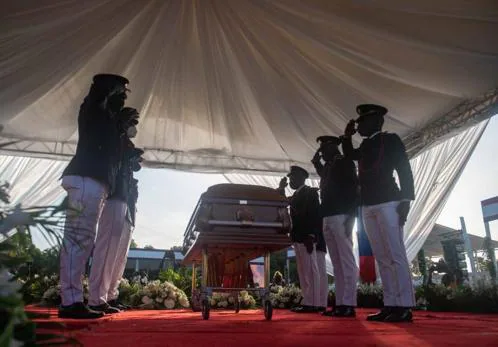 Soldados custodian el féretro con el cuerpo del presidente Jovenel Moise durante el inicio de su ceremonia fúnebre