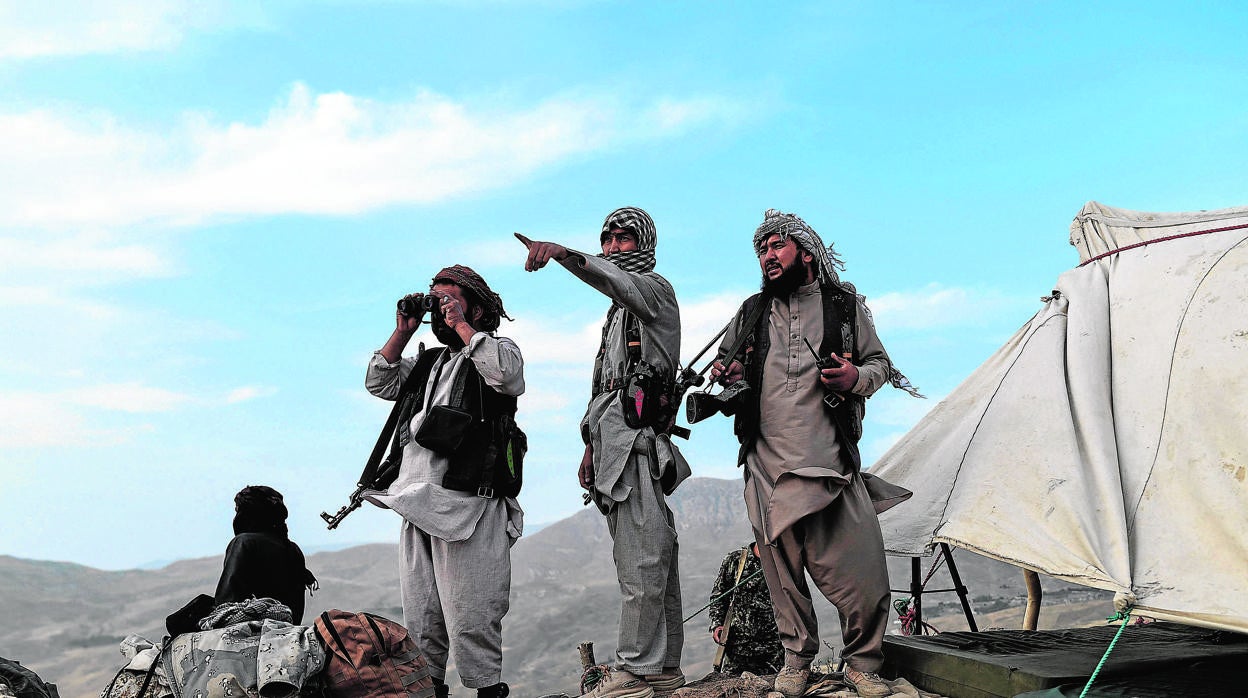 Milicianos afganos vigilan un puesto fronterizo contra los insurgentes talibanes