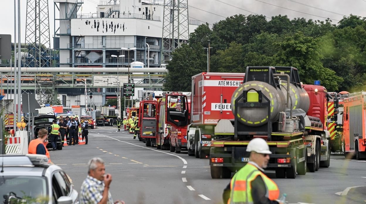 Los camiones del departamento de bomberos están cerca del lugar donde se registró la explosión, en Leverkusen