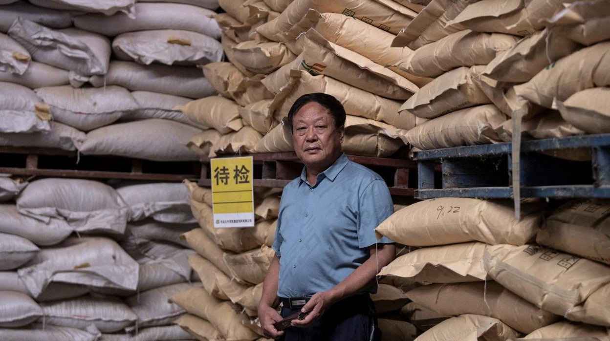 El criador de cerdos y multimillonario chino, Sun Dawu, posando en un almacén de alimentos en Hebei, en las afueras de Beijing