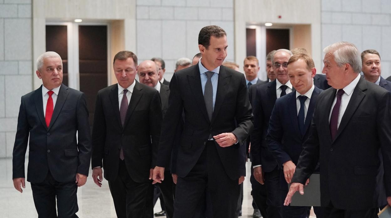 El presidente sirio saluda a la delegación rusa con la que mantuvo un encuentro sobre el regreso de los refugiados sirios