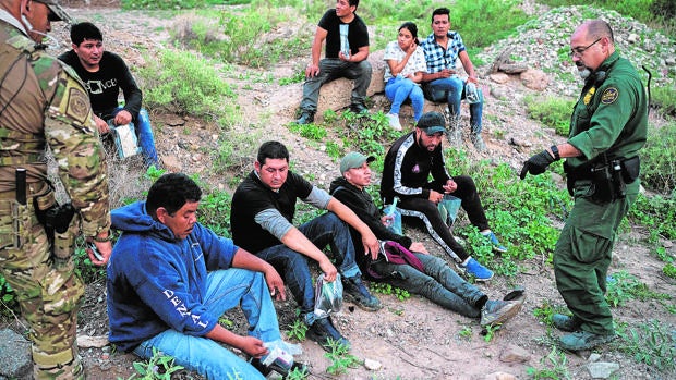 Biden recurre a un ardid legislativo para aprobar parte de su reforma migratoria