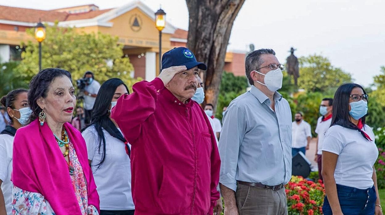 A la izquierda, Rosario Murilo y en el centro el presidente Daniel Ortega, en un acto en Managua