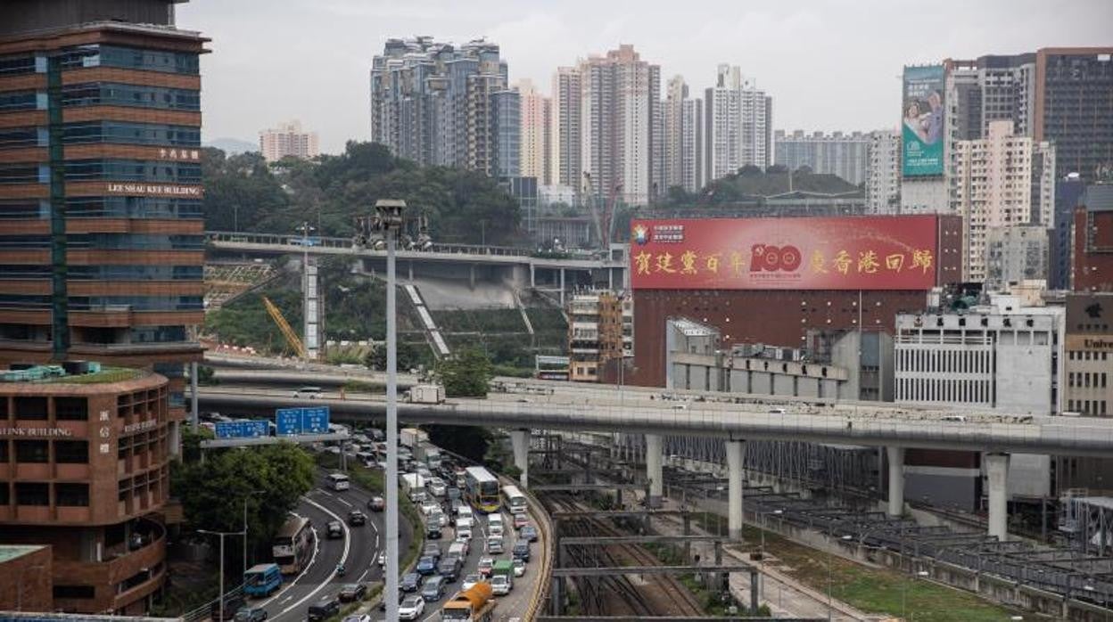 Un cartel en Hong Kong celebra los 100 años del partido comunista chino