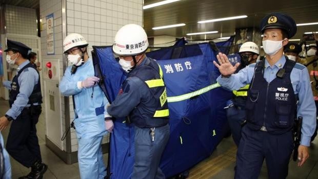 Un hombre se lanza a acuchillar mujeres en un tren de Tokio porque «parecían felices»